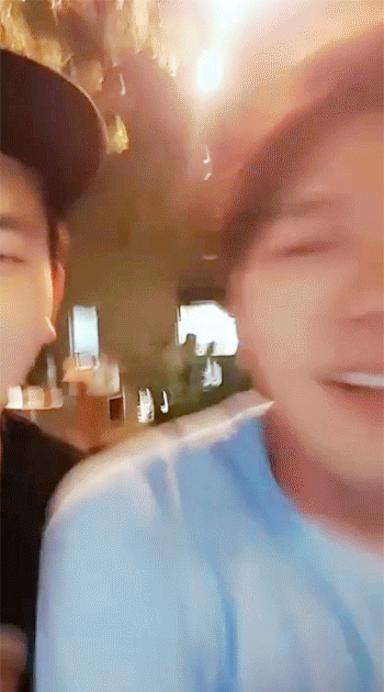 스페인 술자리에서 내츄럴한 모습의 현빈! | 인스티즈