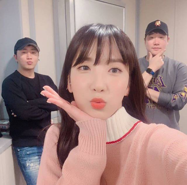 훈남들과 사진 찍은 지숙 | 인스티즈