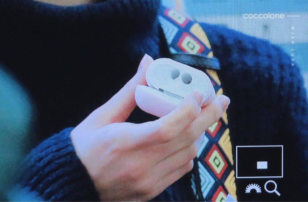 출국하는데 에어팟 몸통만 들고 온 아이돌.jpgif | 인스티즈