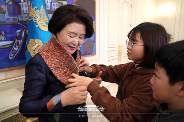 김정숙 여사가 아이들로부터 받은 선물.twt | 인스티즈