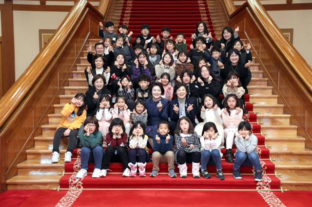 김정숙 여사가 아이들로부터 받은 선물.twt | 인스티즈