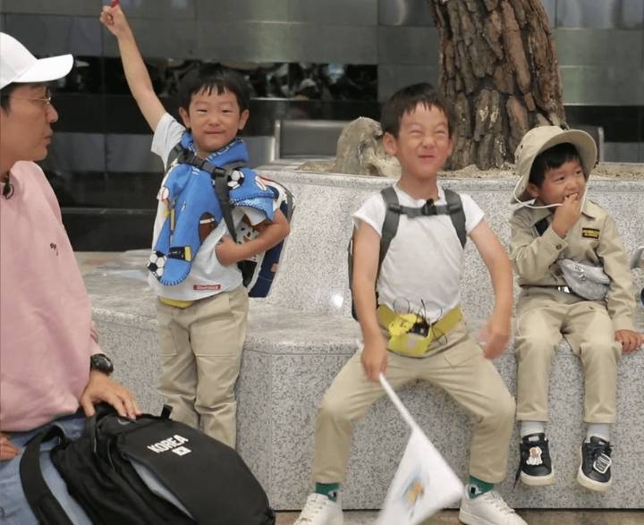 아직도 애착담요 들고다니는 서준이.jpgif | 인스티즈