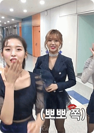 쇼챔 비하인드 오마이걸 멤버들 뽀뽀 엔딩.gif | 인스티즈