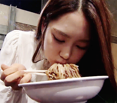 오마이걸 지호 짜장면 먹방.gif | 인스티즈