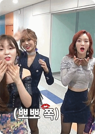 쇼챔 비하인드 오마이걸 멤버들 뽀뽀 엔딩.gif | 인스티즈