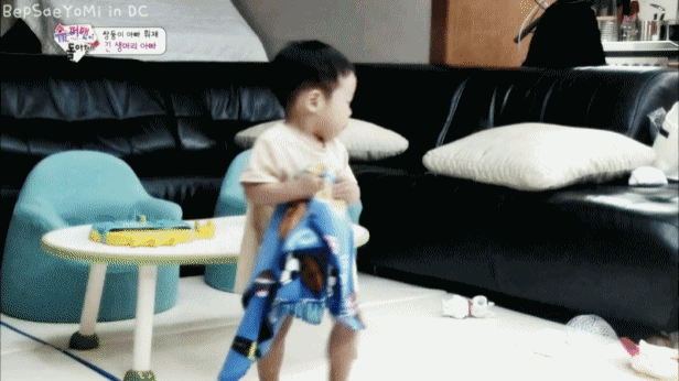 아직도 애착담요 들고다니는 서준이.jpgif | 인스티즈