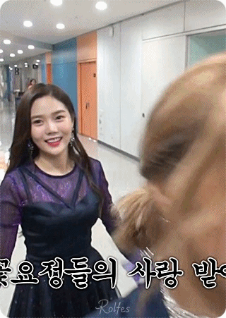 쇼챔 비하인드 오마이걸 멤버들 뽀뽀 엔딩.gif | 인스티즈