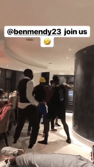 크리스마스를 즐기는 인싸들 (feat. 포그바 3형제, 주마, 멘디) .gif | 인스티즈