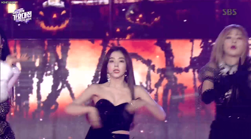 과감한 의상의 오늘자 아이린.gif | 인스티즈