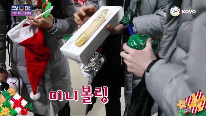 크리스마스 선물받는 기업은행 선수들.jpg | 인스티즈