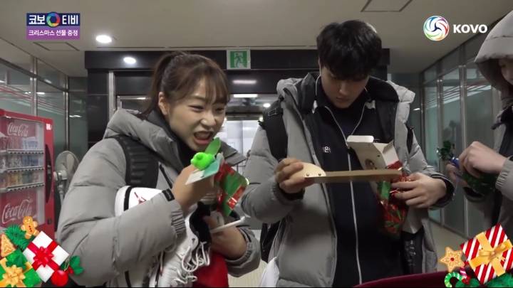 크리스마스 선물받는 기업은행 선수들.jpg | 인스티즈