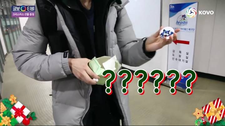 크리스마스 선물받는 기업은행 선수들.jpg | 인스티즈