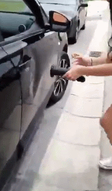 외국사람들이 찌그러진 차 펴는 간단한방법! | 인스티즈