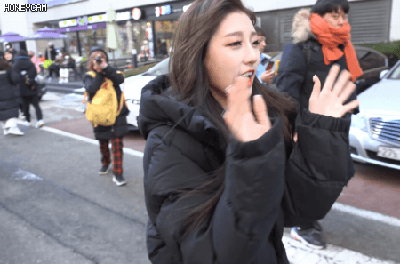 지나가는 사람한테 이쁘다는 칭찬 들은 러블리즈 막내 반응.gif | 인스티즈