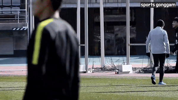 벤투 통역: 민재야 빨라도 이거는 안된다고 슈퍼맨이 아니잖아.gif | 인스티즈