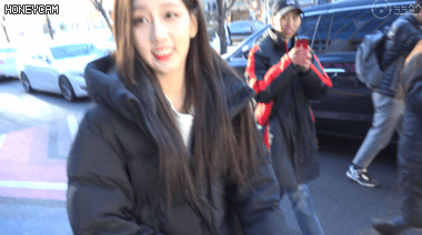 지나가는 사람한테 이쁘다는 칭찬 들은 러블리즈 막내 반응.gif | 인스티즈