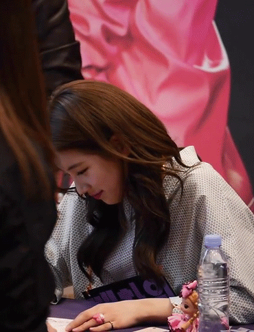 여자도 설렐 것 같은 팬싸에서의 배다정 배스윗 수지.jpgif | 인스티즈