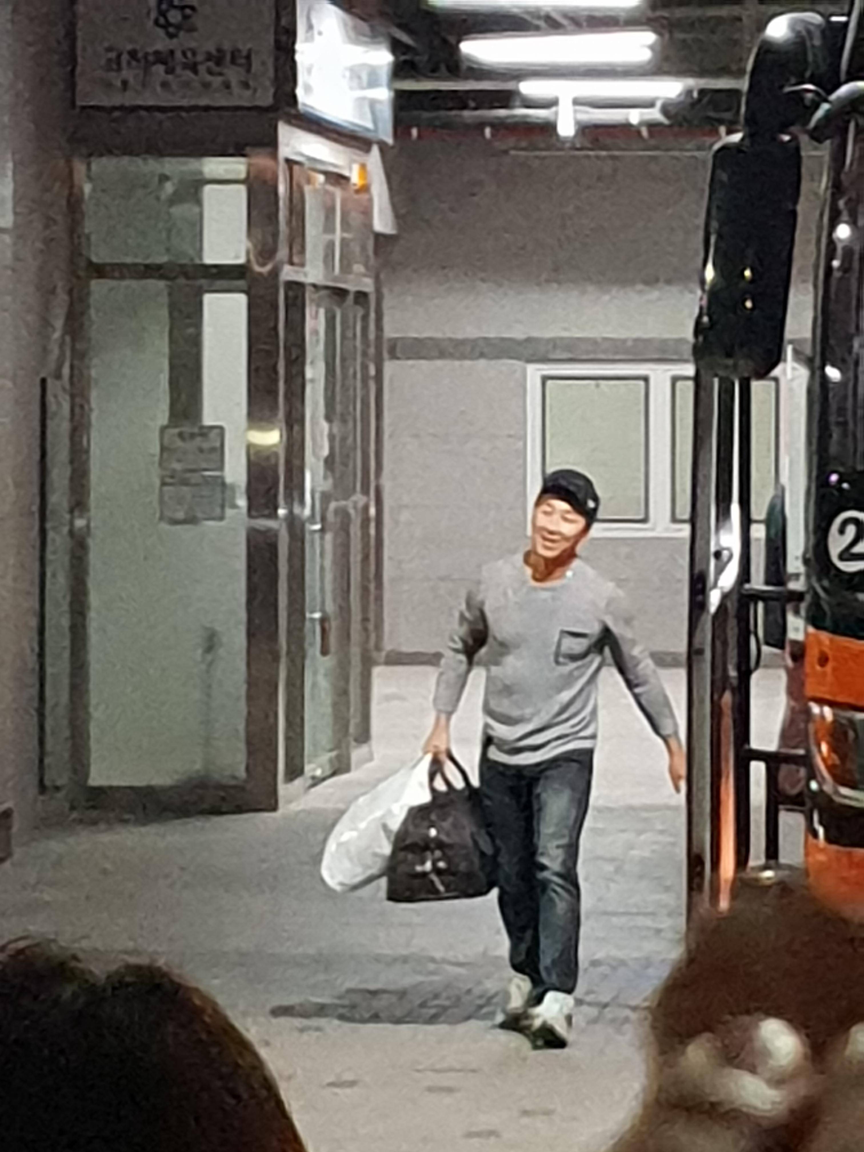 경기 끝나고 팬들에게 인사하는 정우람 | 인스티즈