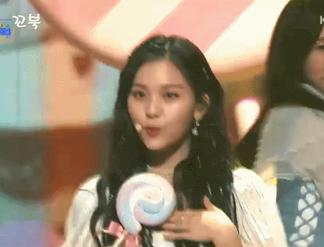 KBS 가요대축제 KISSING YOU 여자친구 엄지.gif | 인스티즈