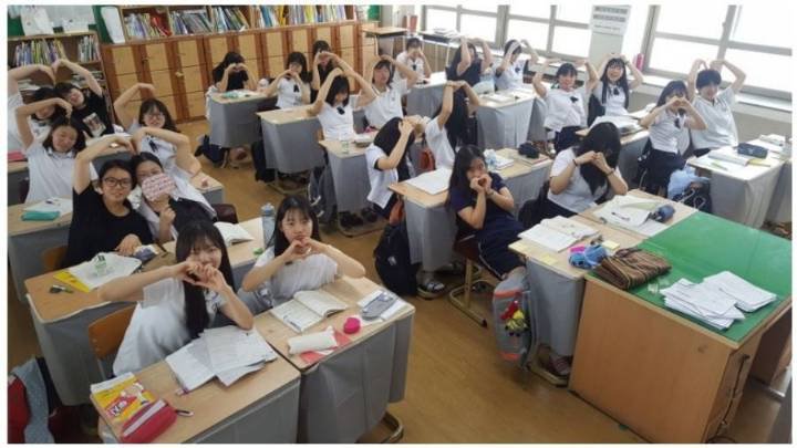 여학생들 책상.jpg | 인스티즈