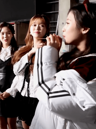 오마이걸 매의눈.gif | 인스티즈