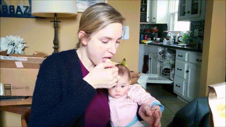 엄마 과자 먹는 소리에 꺄르르르 웃는 아기 | 인스티즈