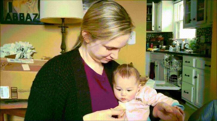 엄마 과자 먹는 소리에 꺄르르르 웃는 아기 | 인스티즈