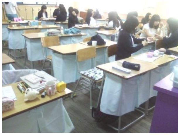 여학생들 책상.jpg | 인스티즈