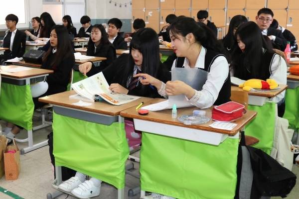 여학생들 책상.jpg | 인스티즈