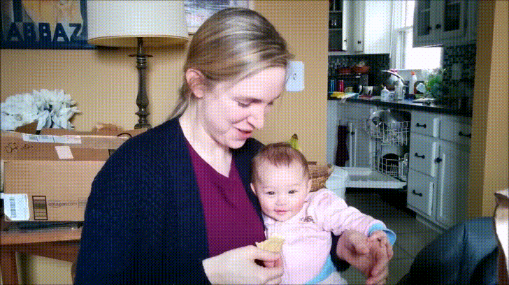 엄마 과자 먹는 소리에 꺄르르르 웃는 아기 | 인스티즈