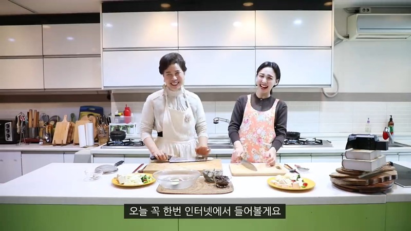 요리 배우다가 선생님한테 호되게 당하는 트와이스 나연.JPG | 인스티즈