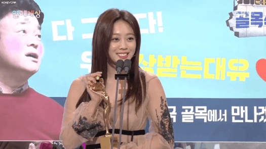 짬타이거을 기분 좋게 지켜보는 중대장과 행보관.gif | 인스티즈