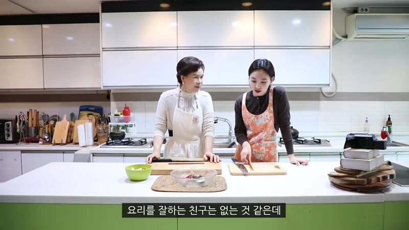 요리 배우다가 선생님한테 호되게 당하는 트와이스 나연.JPG | 인스티즈