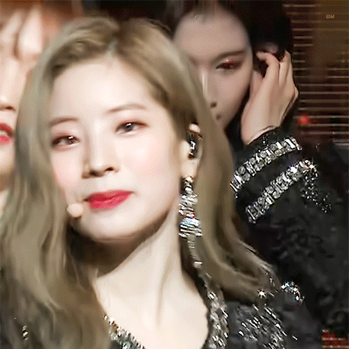 다현이 뒤에서 사나빔 발사.gif | 인스티즈