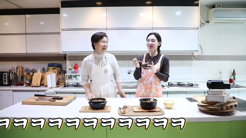 요리 배우다가 선생님한테 호되게 당하는 트와이스 나연.JPG | 인스티즈