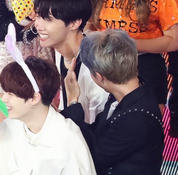 주체할 수 없는 맏형의 넉살과 그걸 받아들이기 힘든 리더 (feat.방탄소년단) | 인스티즈