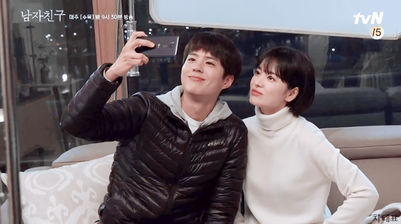 [남자친구] 같이 셀카찍는 송혜교와 박보검 3가지 버전.gif | 인스티즈