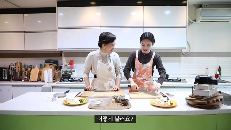 요리 배우다가 선생님한테 호되게 당하는 트와이스 나연.JPG | 인스티즈