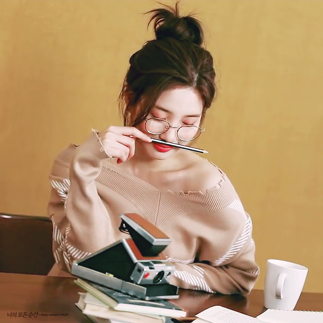 안경도 잘어울리는 수지.gif | 인스티즈