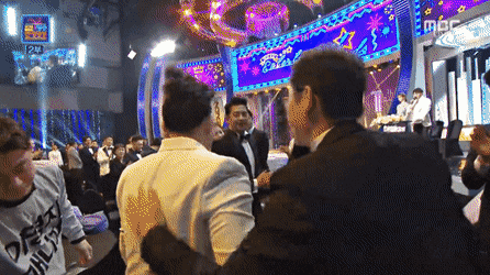 대상 호명 직후 끌어안고 오열하는 송팀장과 이영자.gif | 인스티즈