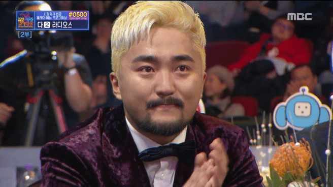 인기상 받는 매니저를 바라보는 연예인들의 표정.jpgif | 인스티즈