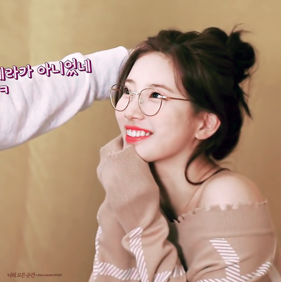 안경도 잘어울리는 수지.gif | 인스티즈