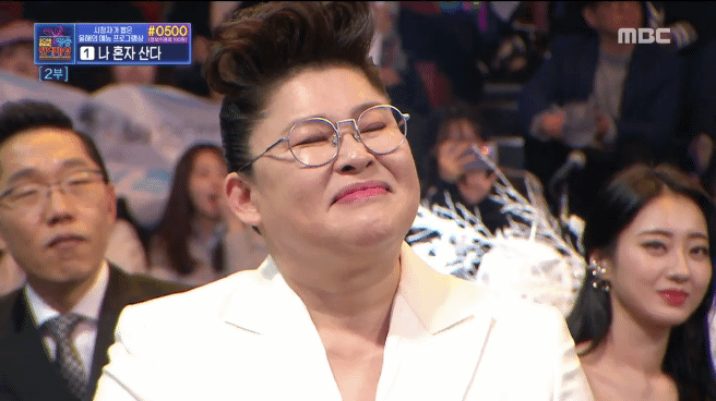 인기상 받는 매니저를 바라보는 연예인들의 표정.jpgif | 인스티즈