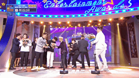 [mbc연예대상] 송팀장한테 무릎 꿇고 꽃 전달해주는+송팀장 수상소감 들으며 우는 이영자.gif | 인스티즈