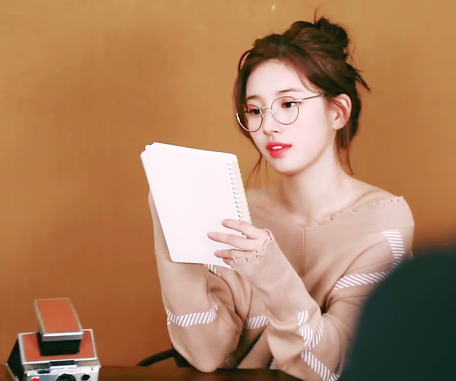 안경도 잘어울리는 수지.gif | 인스티즈