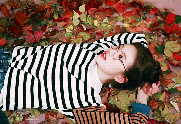 안경도 잘어울리는 수지.gif | 인스티즈