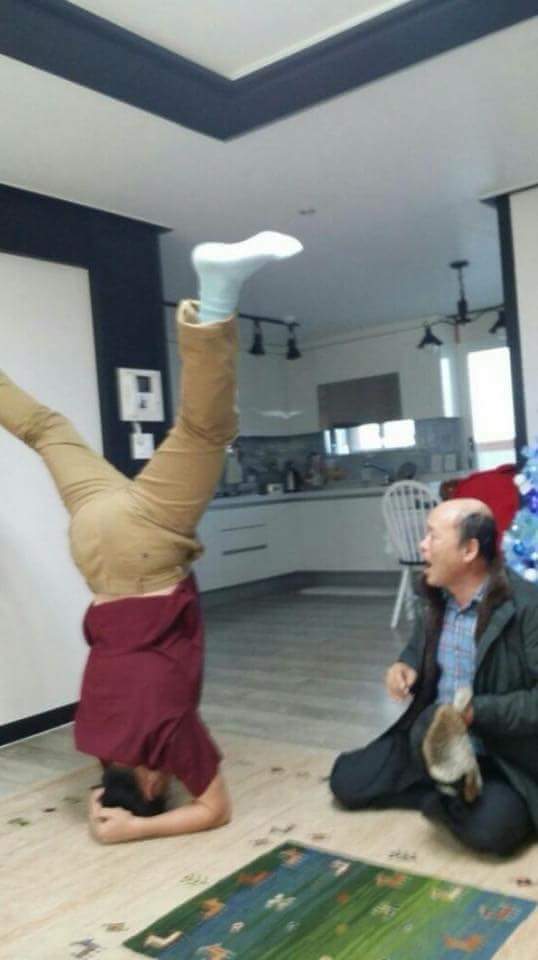 젊은이에게 예의를 알려주는 할아버지.jpg | 인스티즈