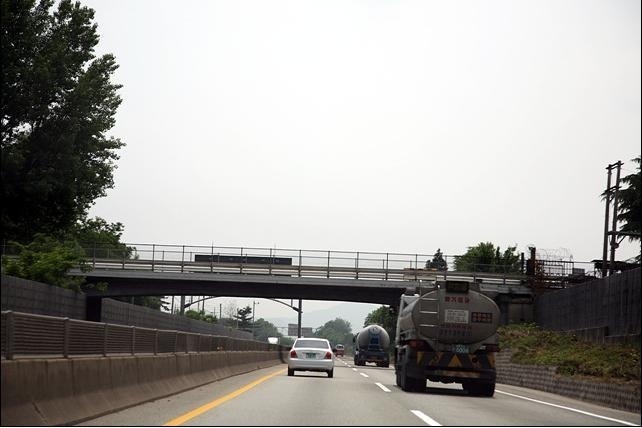 이게 그 무슨 뭔가 사연이 있는 다리인데... | 인스티즈