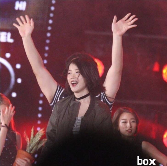 아이유 어깨 모음.jpgif | 인스티즈