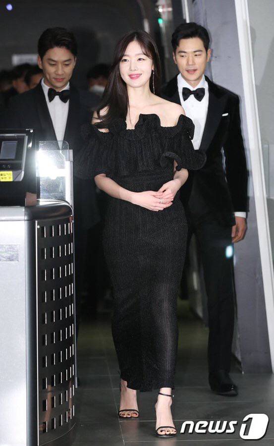 오늘자 블랙드레스 입은 한선화 기사사진.jpg | 인스티즈